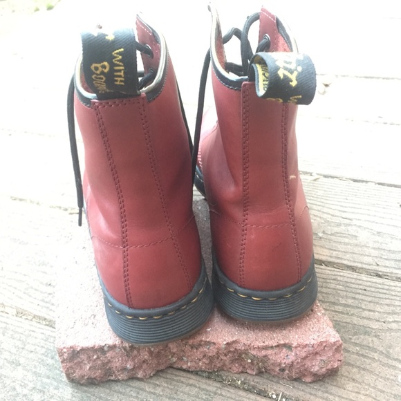 Unisex Dr. Martens Newton boots in cherry red - Picture 2 of 5